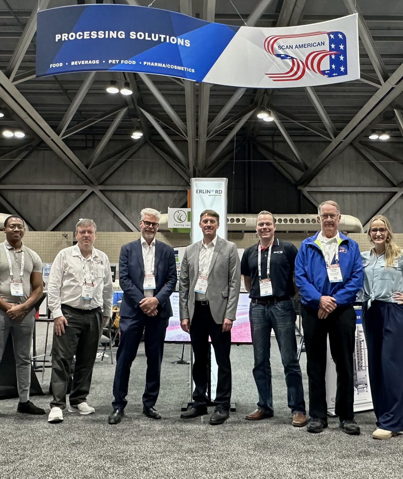 Group photo of the Scan American team with European partners Willibrord Woertman (SELO) and Thomas Jørgensen (Erlinord) at Petfood Forum 2025.